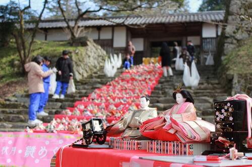 秋月城跡「長屋門」前の石段に並べられた雛人形