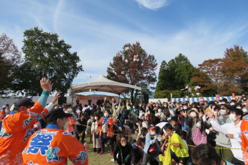 ど～んとかがし祭　餅まき