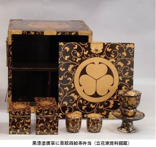 黒漆塗唐草に葵紋蒔絵茶弁当