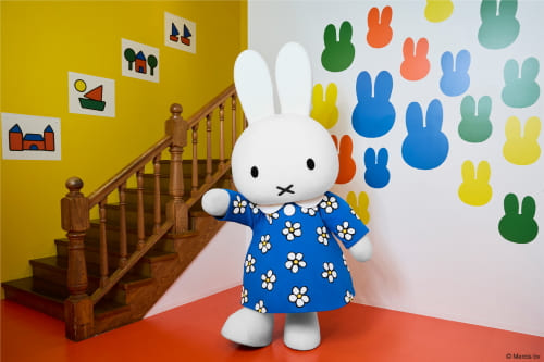 お花柄ドレスを着たミッフィー