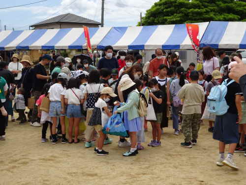 萬弘寺の市 こども物々交換