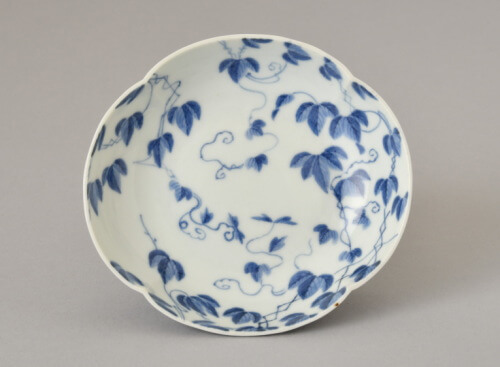 佐賀県立九州陶磁文化館 染付蔦文木瓜形小皿　肥前 鍋島藩窯