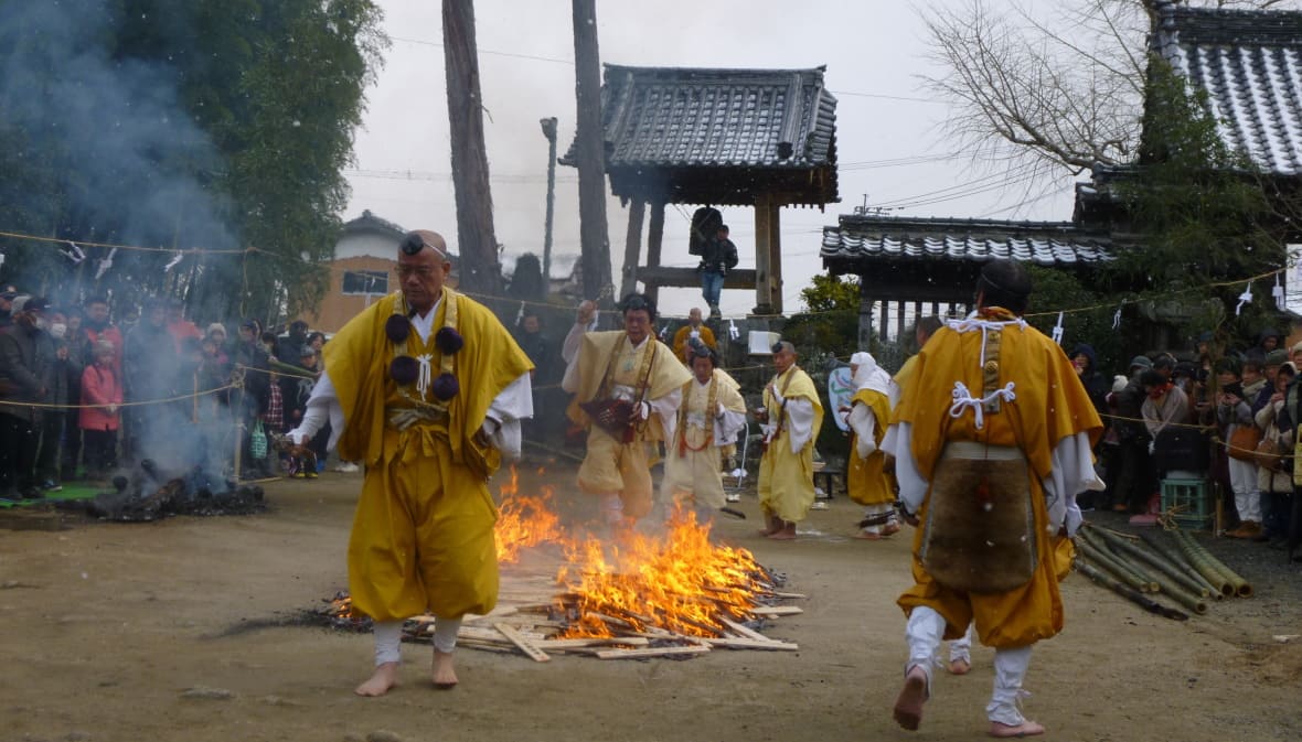 石垣山観音寺「初観音大祭」（火渡り）
