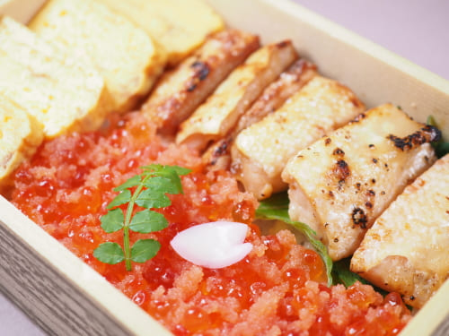稚加榮茶寮の「炙りサーモンハラスといくら明太子弁当」
