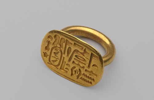 クフ王の名前が彫られた指輪
