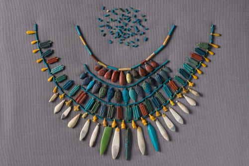 ビーズの襟飾り